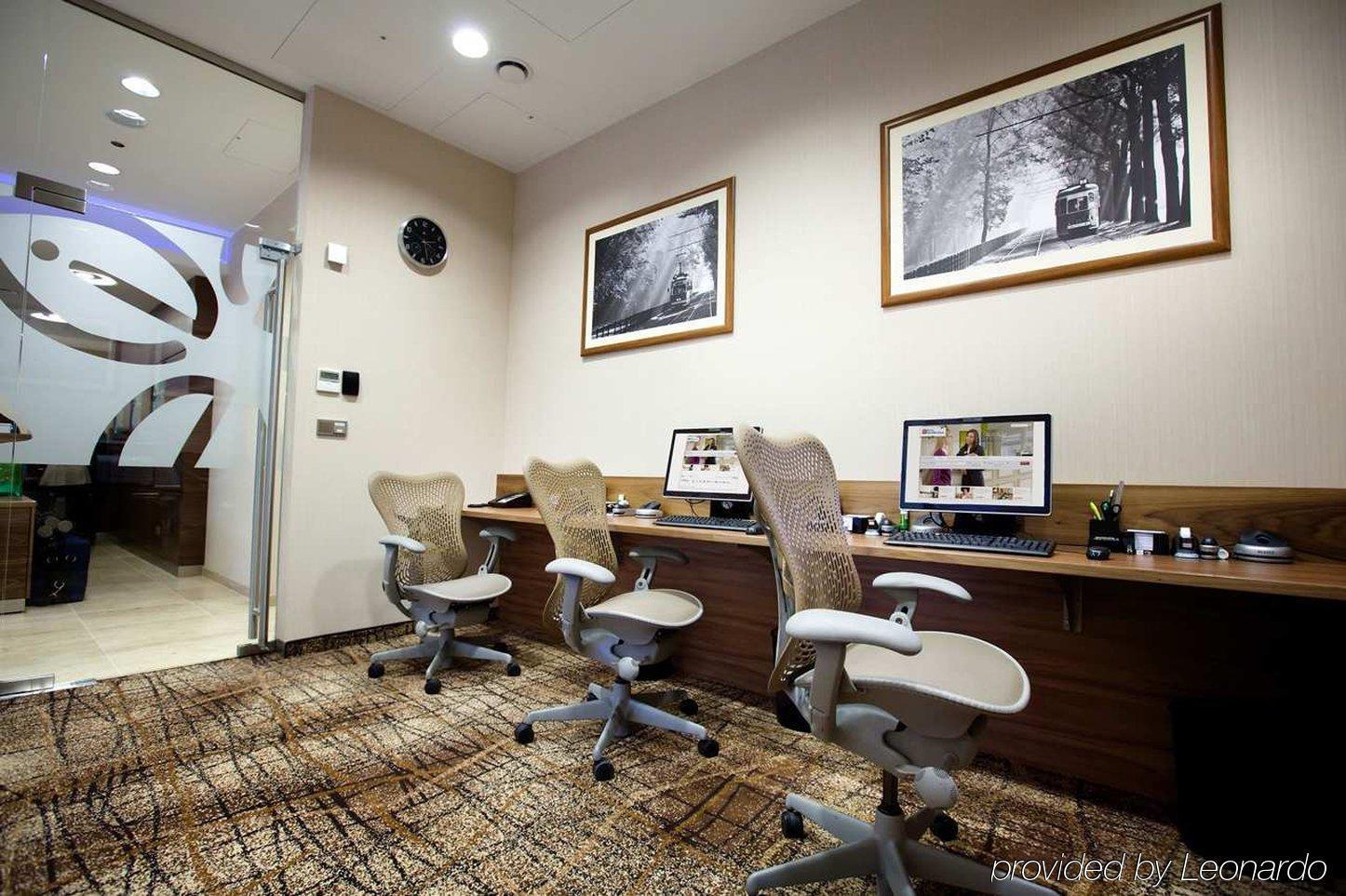 Doubletree By Hilton Gurugram Baani Square Hotel Gurgaon Instalações foto
